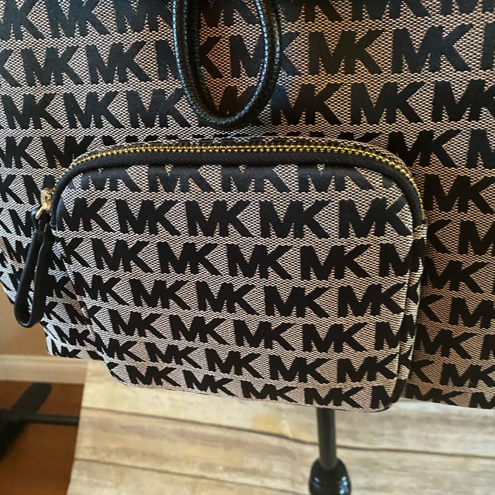 MICHAEL KORS ABBEY LARGE CARGO BACKPACK - Picture 4 of 16